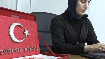 Depremde kaybettiği babasının gazetesini çıkarmaya devam ediyor