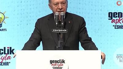 Erdoğan'ın Salondaki Pankartları Okuması Viral Oldu