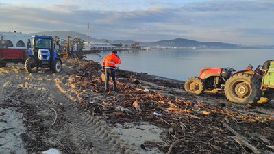 Etkili olan sağanak ve kuvvetli lodos sonrası Ören Plajı temizleniyor
