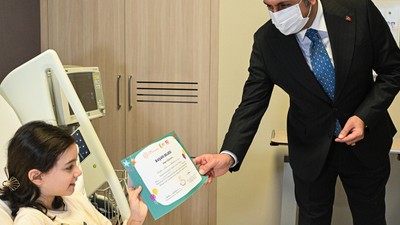 Hastane Sınıflarındaki Öğrenciler de Karnelerini Aldı
