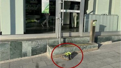 İnşaat İşçisi Banka Şubesine Ayakkabılarını Çıkararak Girdi
