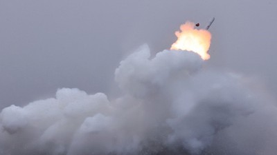 Kuzey Kore lideri Kim seyir füzesinin test atışını denetledi