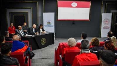 Müdür Özalp Antrenörlerle Görüştü