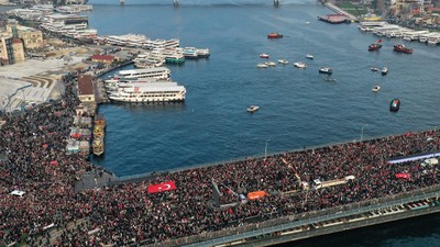 On binlerce kişi Galata Köprüsü'ne yürüdü