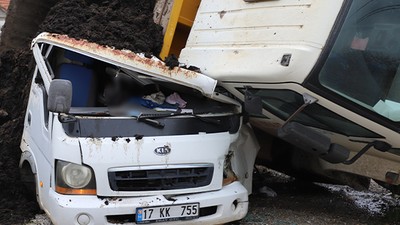 Otomobille çarpışan kamyon, kamyonetin üzerine devrildi