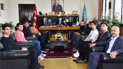 Oyun Geliştiren Gençler Rektör Oğurlu İle Buluştu