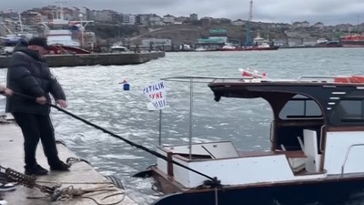Sahibinin çaresiz bakışları önünde suya gömüldü
