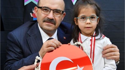 Vali Ustaoğlu Öğrencilere Karnelerini Verdi