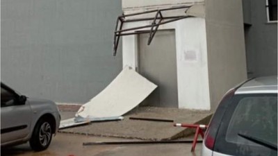 Bandırma'da Rüzgar Dış Cepheyi Uçurdu!