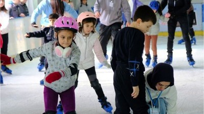 Balıkesir'de Ücretsiz Buz Pateni Etkinliği Devam Ediyor