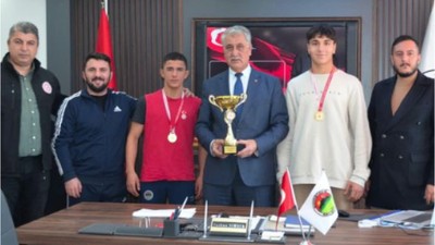 Savaştepe'nin Şampiyon Güreşçileri Altınla Ödüllendirildi