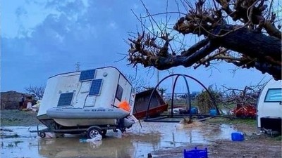 İzmir'de hortum su tankerini 30 metre fırlattı