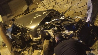 Alkollü sürücü direğe çarptı, Tofaş otomobil hurdaya döndü