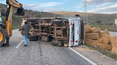 Balıkesir'de Saman Yüklü Kamyon Devrildi!