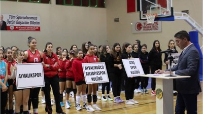 Burhaniye İkinci Voleybol Turnuvasının Açılışını Yaptı