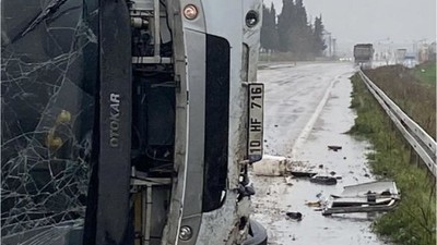 Yağışın Yol Açtığı Kazada Servis Minibüsü Devrildi