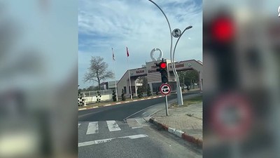 Aracıyla Kırmızı Işıkta Geçip Kendini Polise İhbar Etti