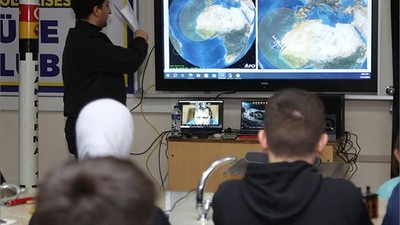 Astronot Gezeravcı Balıkesirli Gençlerle Uzaydan Sohbet Etti