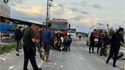 Ayvalık'ta Tır ve Servis Minibüsü Çarpıştı