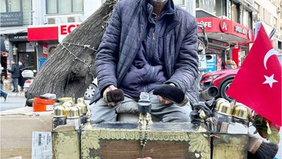 Balıkesir Sokaklarında 30 Yıldır Ayakkabı Boyuyor