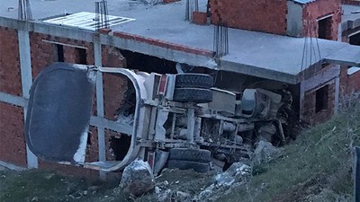 Balıkesir'de Kamyonun Şarampole Devrilmesi Sonucu 2 Kişi Hayatını Kaybetti