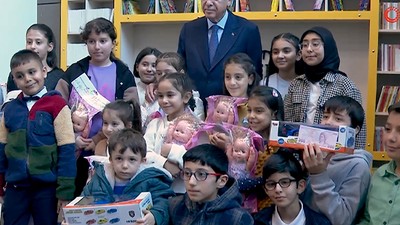 Cumhurbaşkanı Erdoğan açılışını yaptığı hastanede çocukları ziyaret etti