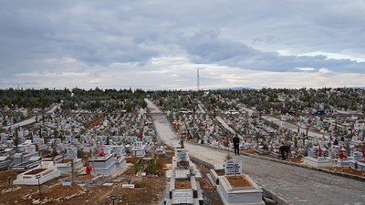 Depremde Hayatını Kaybedenler Mezarları Başında Anıldı