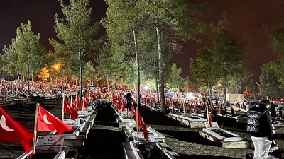 Depremzedeler 04:17'de Mezarlıkta Toplandı