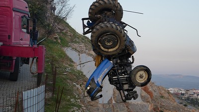 Edremit'te Şarampole Yuvarlanan Traktörün Sürücüsü Hayatını Kaybetti