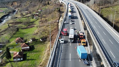 Kopan Tır Dorsesi Otoyolda Trafiği Durdurdu