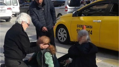 Motosikletli Sürücü 2 Kişiye Çarptı