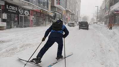 Sokakta Kayak Keyfi Renkli Görüntüler Oluşturdu