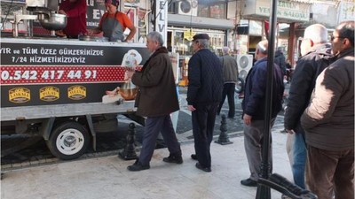 Burhaniye'de Günlük Hayır Geleneği İlgi Topluyor
