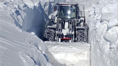 Yüksekova’da 5 metrelik kar tüneli oluştu