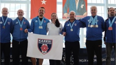 Karesi'nin Master Yüzücüleri 16 Madalyayla Döndü