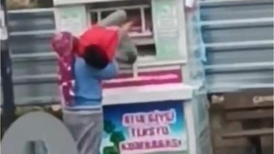 Giysi kumbarasından çocuk çıktı