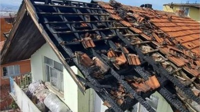 3 katlı binanın çatı katında çıkan yangın paniğe neden oldu