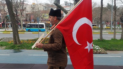 6 yıldır Türk bayrağıyla İstanbul'dan Çanakkale'ye Yürüyor