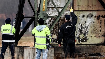 Almanya'da Teslaya Kundaklama Şüphesi