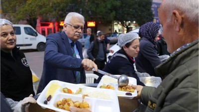 Burhaniye Belediyesi İftar Geleneğine Devam Ediyor
