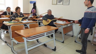 Burhaniye'de Emekliler Bağlama Kursunda Buluştu