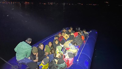 Çanakkale açıklarındaki lastik botta 31 düzensiz göçmen yakalandı