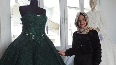 Depremzede Kadın Evinin Çatısında Gelinlik ve Abiye Satışı Yapıyor