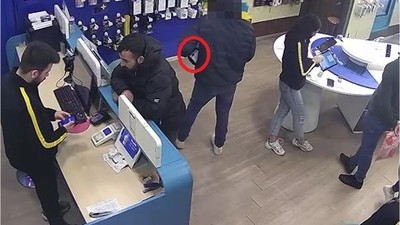 Müşteri Gibi Girdi Kulaklığı Kapıp Kaçtı