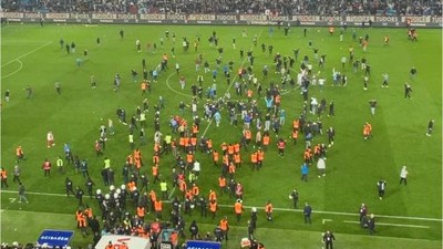 Trabzonspor - Fenerbahçe Maçında Saha Karıştı