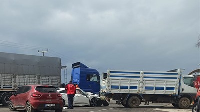 U Dönüşü Yapmaya Çalışan Kamyonet Kazaya Neden Oldu