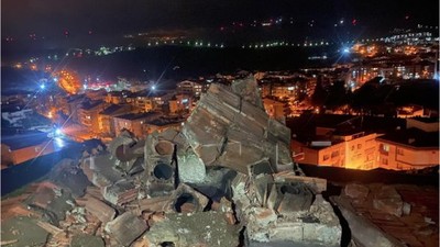 Erdek'te Yıldırım 4 Katlı Binayı Vurdu!