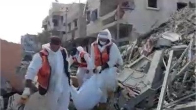 İsrail'in çekildiği Han Yunus'ta enkaz altındaki cansız bedenler çıkarılıyor