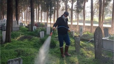 Ramazan Bayramı Öncesi Burhaniye'de Mezarlık Bakımı