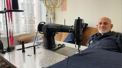 70 yıllık mesleğine evinin balkonundan devam ediyor